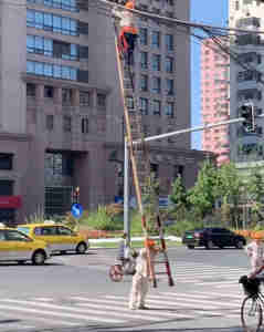 Funny China Shanghai Electrical Work Ladder